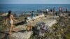 Cubanos salen a disfrutar del día en el Malecón Habana tras la fase de recuperación dela pandemia.
