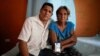 Alberto Betancourt y su madre Mayra Pérez posan con una foto de su hermana Daylin Betancourt, detenida por la policía el 11 de julio en La Habana. Fotografía tomada el 19 de julio de 2021. REUTERS / Alexandre Meneghini