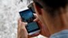 Un joven se conecta a Twitter desde su telefono en La Habana. (YAMIL LAGE / AFP)