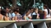 Varios jóvenes navegan por internet usando una red wifi en La Habana.