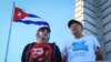 El comandante de la guerrilla de las FARC, Timoleón Jiménez, alias "Timochenko" (izq) y el comandante Rodrigo Granda asisten a un desfile militar en honor al fallecido dictador Fidel Castro, en La Habana.