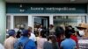 Personas en una de las oficinas del Banco Metropolitano en La Habana.