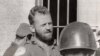 William Morgan conversa con un soldado del gobierno de Batista después de la rendición de Santa Clara.