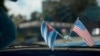 Las banderas de Estados Unidos y Cuba en un auto en La Habana, Cuba.