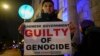 Un manifestante en Londres, frente a la Embajada de China, criticando los crímenes de lesa humanidad en Xinjiang, el 9 de diciembre de 2021. (AP Photo/Alberto Pezzali).