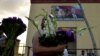 Una mujer lleva flores a San Lázaro, en El Rincón, La Habana. (Yamil Lage/AFP/Archivo)