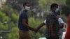 Un agente vestido de civil detiene el martes a un hombre en el lugar donde estaba previsto que se hiciera la protesta (Alexandre Meneghini/Reuters).