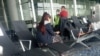 Foto facilitada a CiberCuba de Yailén Insúa y su esposo en una sala de tránsito dle aerupuerto El Dorado, de Bogotá.