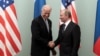 En esta foto de archivo Joe Biden, entonces vicepresidente de EEUU saluda al primer ministro Vladimir Putin.