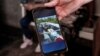 Idalmis Tirado muestra una foto de la balsa en la que naufragó su hijo, Dariel Alejandro Chacón, junto a otros 30 cubanos que zarparon de Cárdenas, Matanzas, y nunca más se supo de ellos.