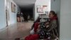 Anastasia Erashova llora mientras abraza a su hijo en un pasillo de un hospital de Mariúpol, el 11 de marzo. El otro hijo de Erashova falleció durante un bombardeo ruso, junto con un hijo de su hermano.