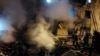 Bomberos luchan contra incendio provocado por bombardeos rusos a Kiev, capital de Ucrania. (AFP PHOTO / Ukraine Emergency Ministry press service / handout).