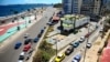 Fila de carros esperan su turno para poner 20 litros de combustible en La Habana, Cuba