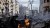 Bomberos apagan llamas ante un edificio de apartamentos tras un ataque ruso en Járkiv, la segunda ciudad más grande de Ucrania, el lunes 14 de marzo.