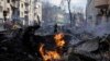 Bomberos apagan llamas ante un edificio de apartamentos tras un ataque ruso en Járkiv, la segunda ciudad más grande de Ucrania, el lunes 14 de marzo de 2022.