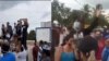 Los hermanos Reinaldo González y Enrique Méndez protestando el 11J en Camagüey.