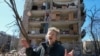 Un hombre ucraniano frente a los restos de su casa en Járkov, destruida por un bombardeo de artillería ruso, el 21 de marzo de 2022.
