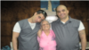 Harold Alcalá Aramburu y Mikel Delgado Aramburu con su abuela en visita a la prisión.