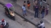 Policías ante una cola en Centro Habana