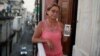 Raisa González reacciona mientras muestra una foto de su hijo Anyelo Troya González, un artista sancionado tras protestas, en La Habana, Cuba, el 20 de julio de 2021. Fotografía tomada el 20 de julio de 2021. REUTERS / Alexandre Meneghini