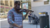 El violinista Luis Alberto Mariño, en el centro de la ciudad de Buenos Aires.