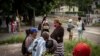 Familiares de los manifestantes del 11J enjuiciados este martes en el Tribunal de 10 de Octubre, en La Habana. (AP/Ramón Espinosa)