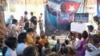 Familiares y vecinos del luchador Mijain López, en Herradura, Pinar del Río, siguen en la televisión la pelea por el oro en París 2024 que ganó el cubano.