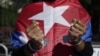 Activistas cubanos presentan fotos de presos políticos en la isla. (Foto: ProActivo Miami)