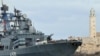 El cazasubmarinos de la armada rusa "Almirante Chabanenko", pasa junto al faro del Castillo del Morro, mientras entra en la bahía de La Habana (Cuba) hoy, 19 de diciembre de 2008. El buque arribó a Cuba con toda su tripulación formada en cubierta, en la p