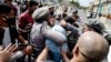 Un hombre es arrestado durante una manifestación contra el gobierno de Miguel Díaz-Canel en La Habana, el 11 de julio de 2021.