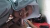 La monja polaca Filipa Bak atiende a una de las madres del "Proyecto Esperanza". (Video EWTN Noticias)