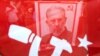 La imagen de Fidel Castro entre banderas y símbolos del comunismo.