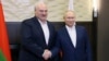 El presidente ruso Vladímir Putin, derecha, y el presidente bielorruso, Alexander Lukashenko, se dan la mano durante su reunión en Sochi, Rusia, el 15 de septiembre de 2023. (Foto, Mikhail Metzel, Sputnik, pool del Kremlin vía AP)