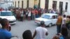 El aparatoso arresto del periodista y escritor Raúl Rivero el 20 de marzo de 2003 en su vecindario en Centro Habana.