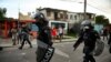 Antimotines recorren La Güinera el 12 de julio de 2021, un día después del levantamiento nacional contra el régimen comunista.