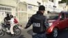 Los miembros de las Fuerzas de Acciones Especiales (FAES) permanecen en un puesto de control en el barrio de los 70 durante una operación policial el 1 de abril de 2019 en Caracas, Venezuela. (STR/AFP).