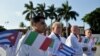 Cubanos de dentro y fuera de la isla han protestado por el envió de médicos a Italia mientras los propios cubanos enfrentan un futuro incierto ante la propagación de la enfermedad. (Yamil LAGE/ FP)