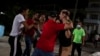Un agente vestido de civil reprime a una manifestante en las protestas del sábado, 1ro de octubre, en El Vedado, La Habana. ((AP/Ramon Espinosa)