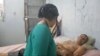 La doctora Nelva Ismarays Ortega atiende a su esposo, el líder de la UNPACU, José Daniel Ferrer.