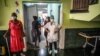 Pacientes a la espera de ser atendidos en un centro de salud de La Habana. (Ramon Espinosa / Pool via REUTERS)