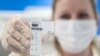 Médico sostiene una prueba positiva de COVID-19 (Photo by SEBASTIEN BOZON / AFP)
