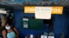 "No se aceptan CUC", reza un cartel en un puesto de venta de especias en La Habana. REUTERS/Stringer