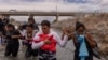 Yusniel, un cubano de 34 años y su esposa Yanara, de 30 años, fueron fotografiados mientras cruzaban la frontera de México y EEUU con su bebé de diez días de nacido, atravesando el río Grande en Eagle Pass, Texas, el 6 de octubre de 2023.