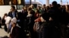 Un grupo de niños ucranianos en Varsovia, Polonia, el 21 de marzo de 2022. Debido a falta de documentos, casi 50 huérfanos ucranianos y sus cuidadores estaban varados en Polonia a la espera de ser llevados al Reino Unido. (Foto AP/Pawel Kuczynski)