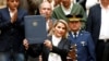 La presidenta interina de Bolivia, Jeanine Añez, proclama la Ley de régimen excepcional y transitorio para la realización de elecciones generales.