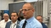 José Daniel Ferrer es recibido por miembros de la comunidad cubana exiliada en una recepción en la sede de la Fundación Nacional Cubano Americana, en Miami.