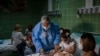 Una enfermera mide la presión arterial de una niña que recibió una dosis de la vacuna Soberana-02, de fabricación cubana, contra el COVID-19, en La Habana. (AP Foto/Ramon Espinosa).