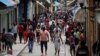Una multitud de personas camina en una calle comercial de La Habana a pesar del aumento de casos de COVID-19 en el país. REUTERS/Alexandre Meneghini